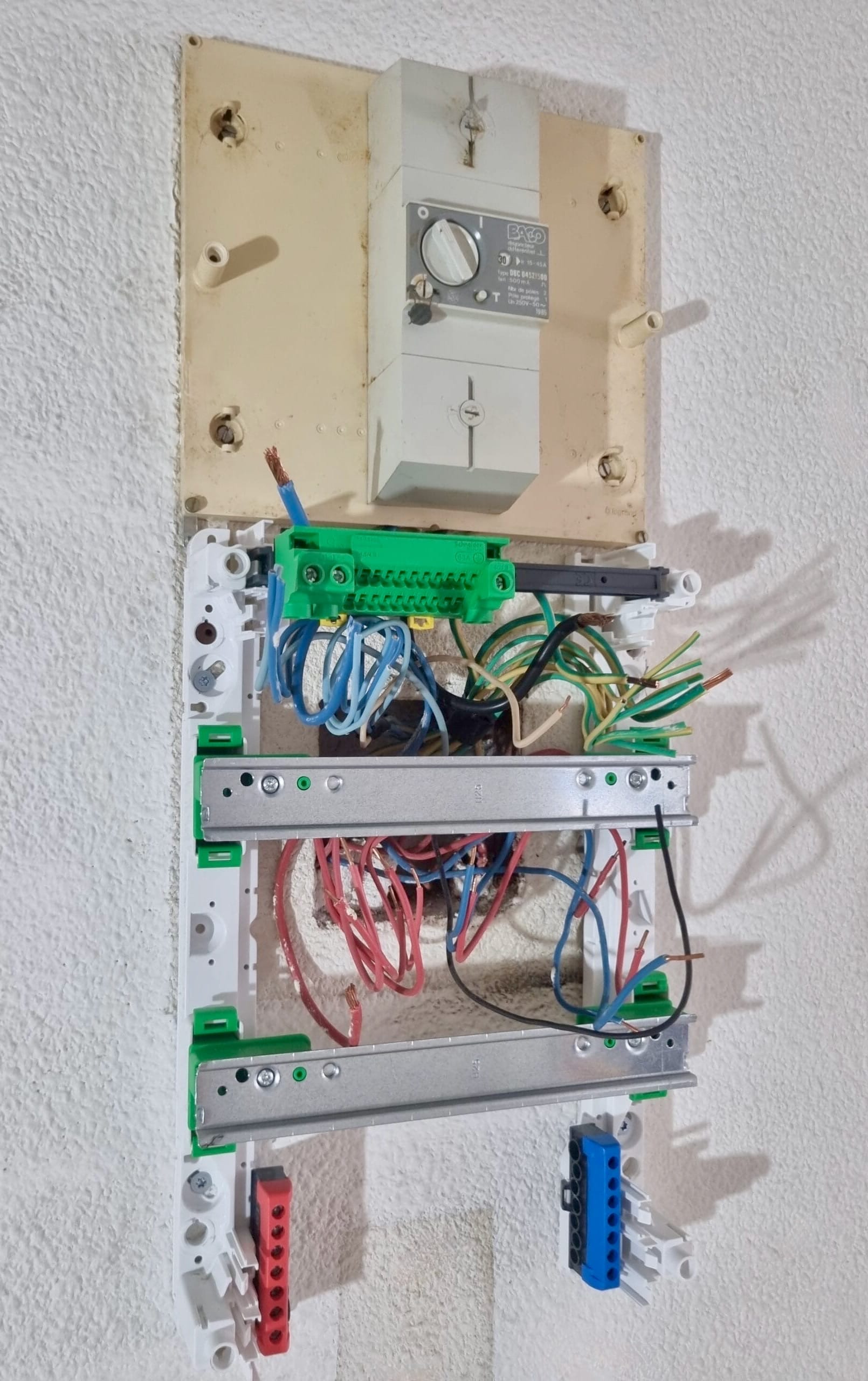 Tableau électrique Schneider Resi9 en cours de montage avec parafoudre et différentiel